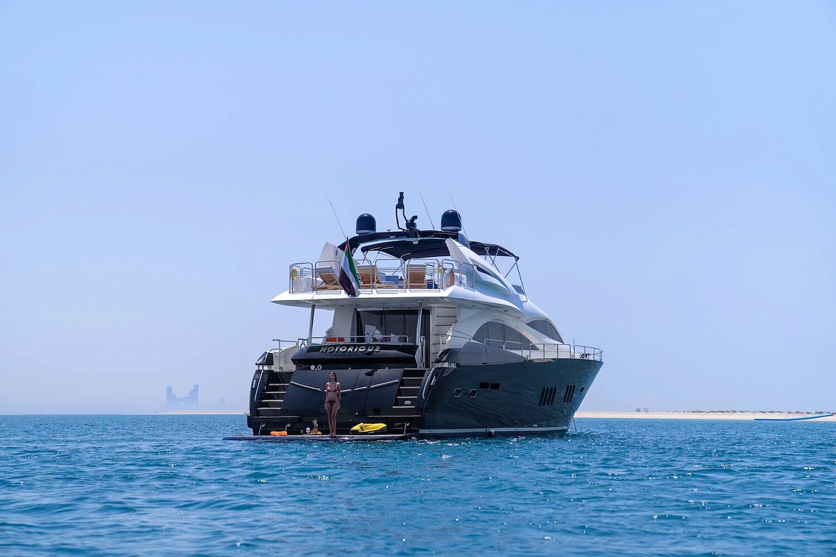 Аренда моторной яхты Sunseeker 90 Notorious в Дубае ОАЭ